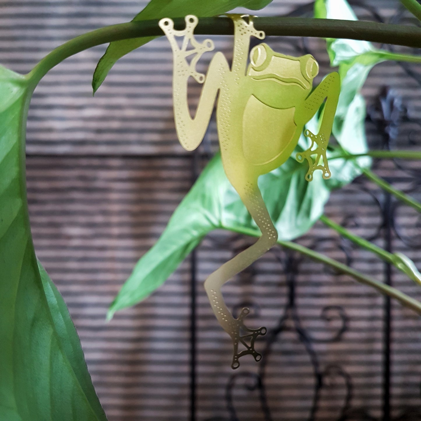 Brass plant animal - Tree frog